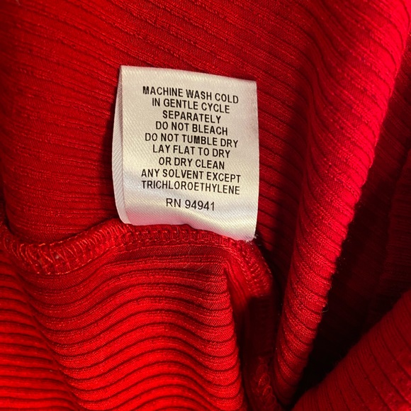 Intermix Red shirt ruffle straps, ribbed knit, size‎ medium - Picture 8 of 10